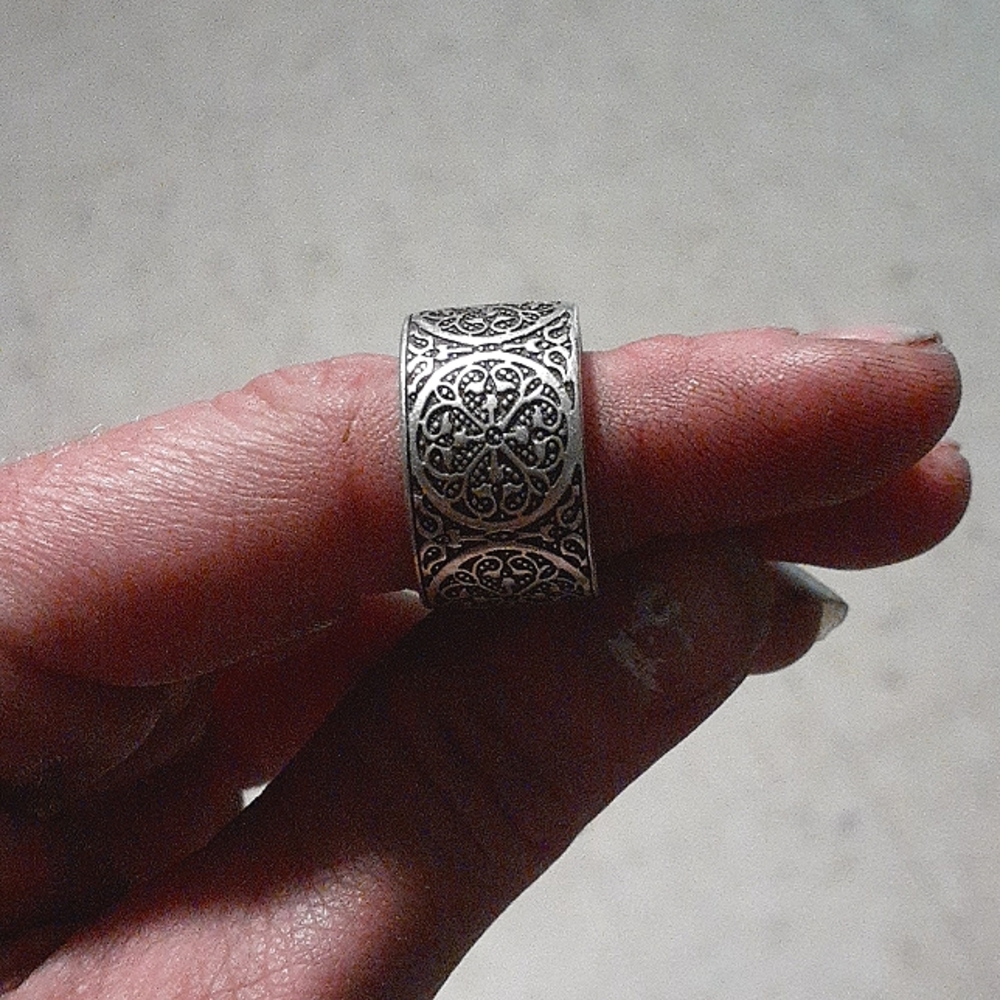 Silver detailed ring